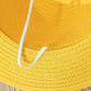 Chapeau de paille avec ruban noir sur fond blanc