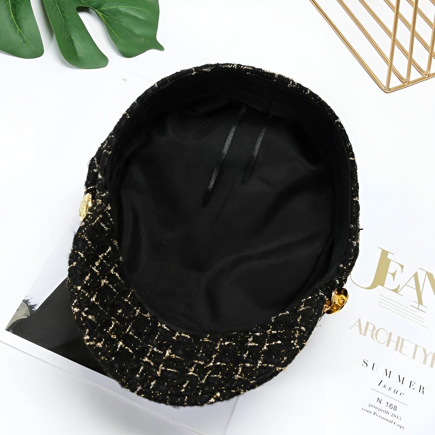 Femme de profil portant un béret ajusté et stylé