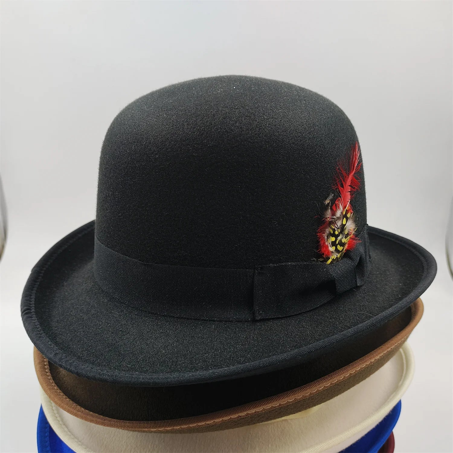 Chapeau melon classique avec ruban noir en gros plan