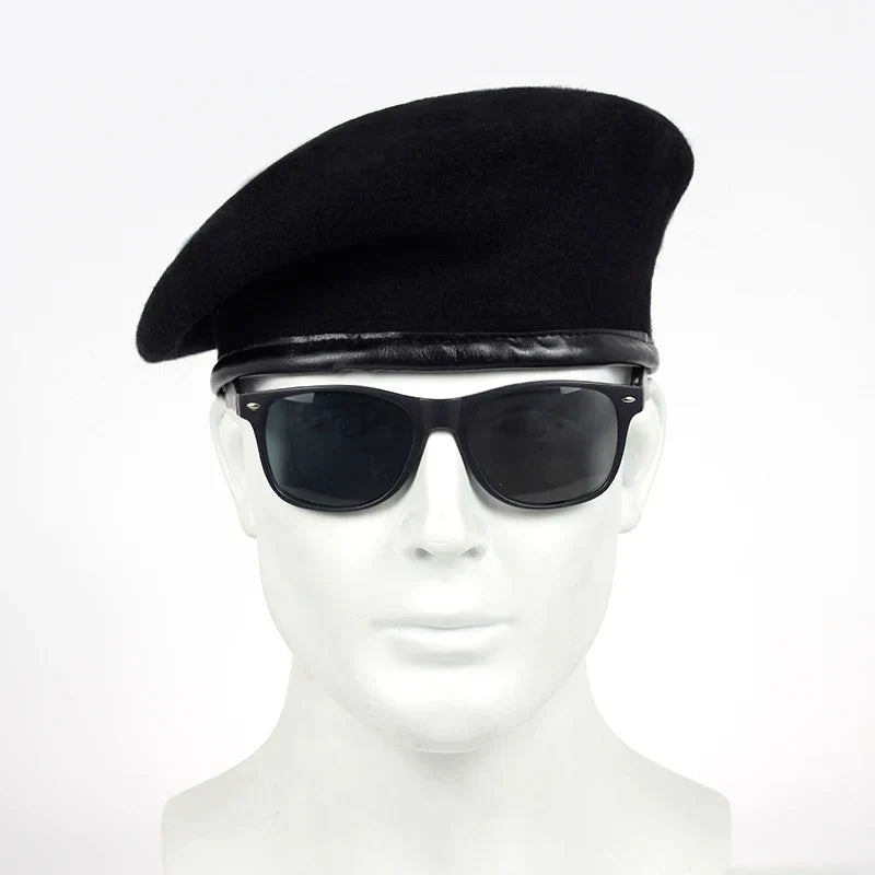 Gros plan sur un béret militaire en tissu épais