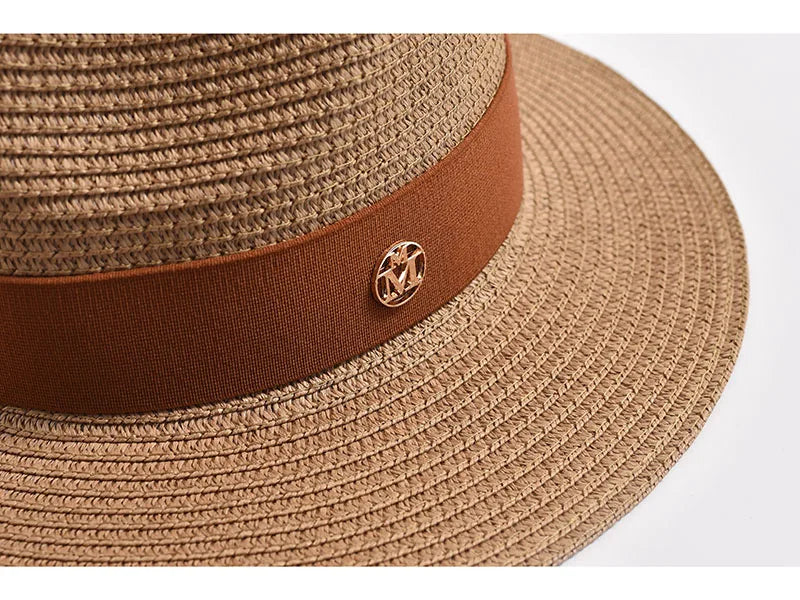 Vue rapprochée du tressage soigné du chapeau Panama