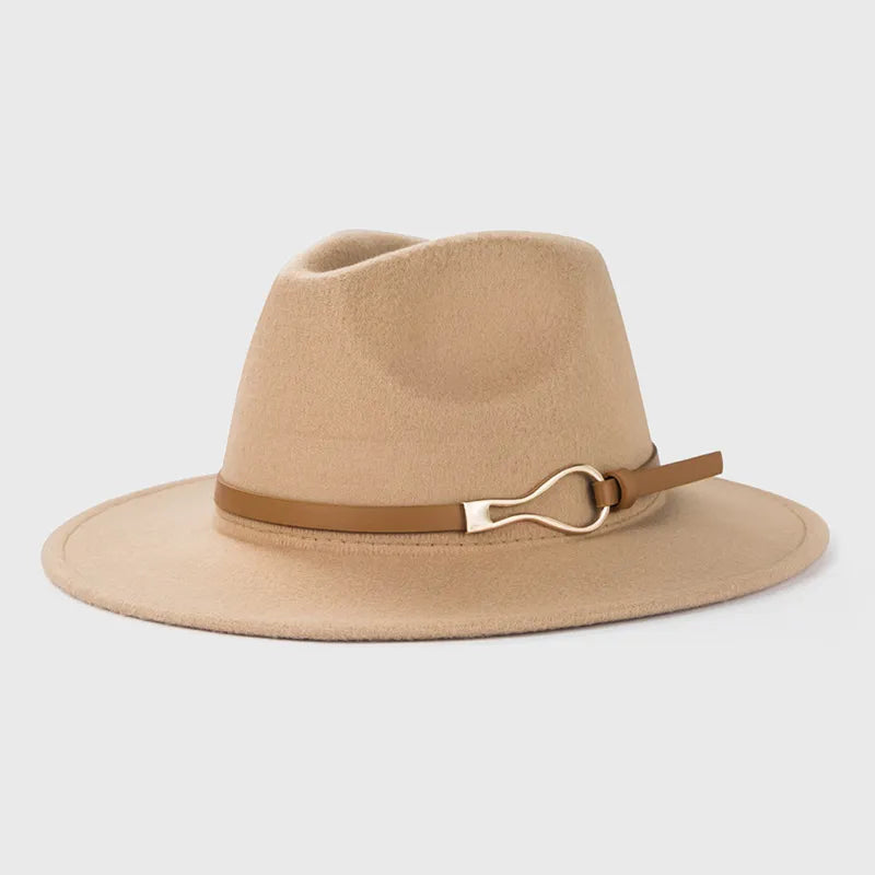 Chapeau Fedora en laine sur un fond neutre, mettant en valeur sa forme élégante