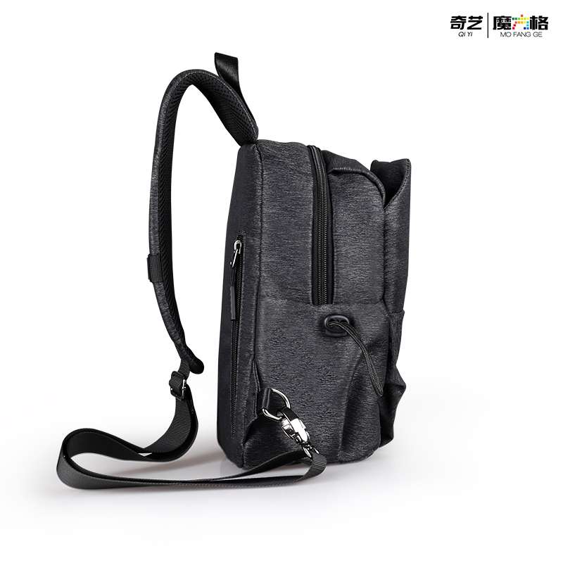Vue de profil d'un sac à dos avec une brettelle