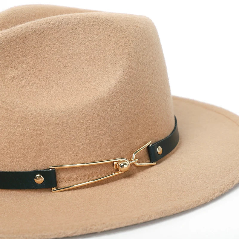 Fedora posé sur une étagère en bois, lumière douce