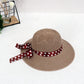 Zoom sur la texture naturelle du chapeau de paille