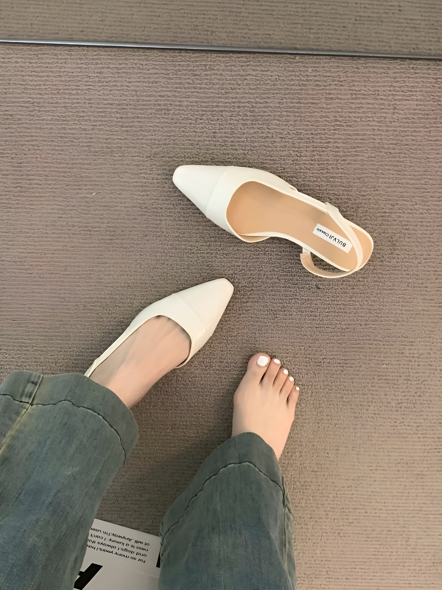 Vue arrière des ballerines, bride et talon carrés