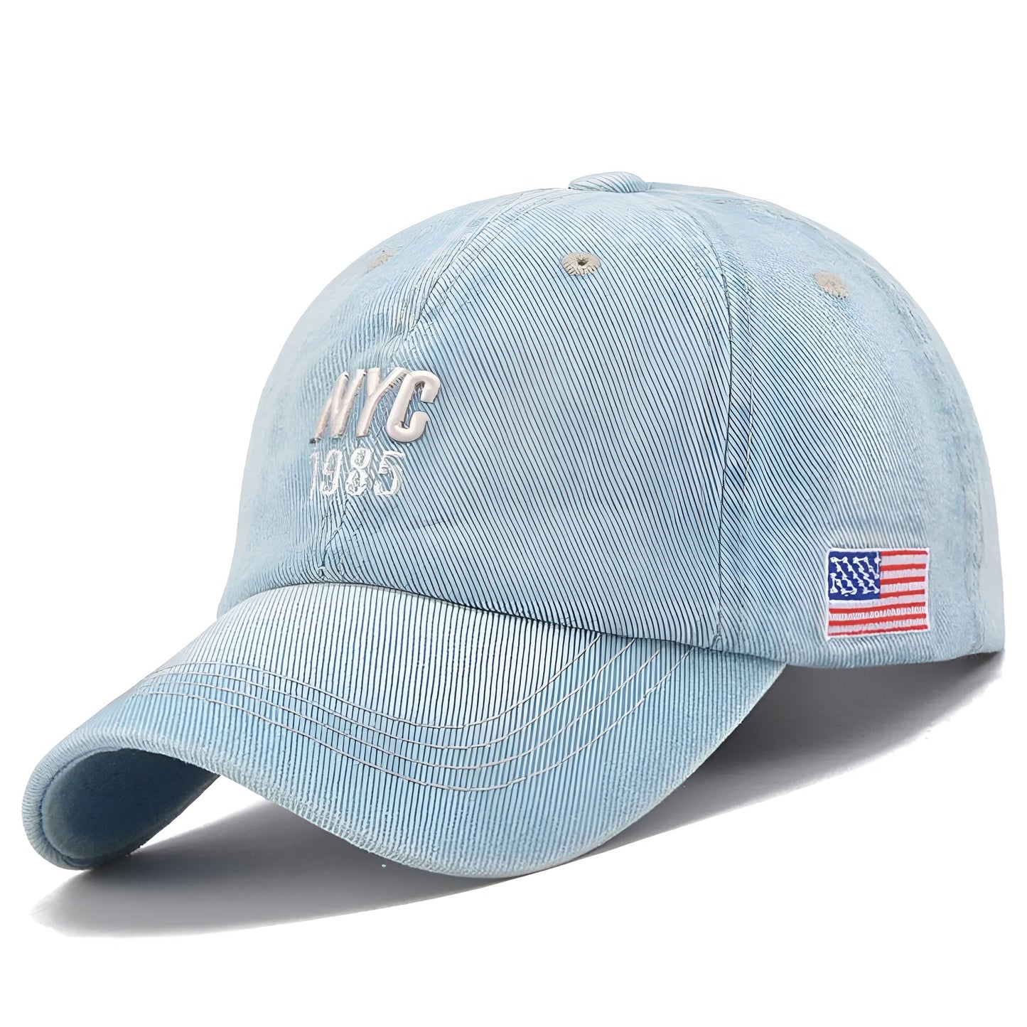 Gros plan sur une casquette en denim avec broderies NYC et drapeau