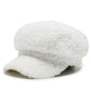 Casquette rétro-chic sur fond neutre, style intemporel