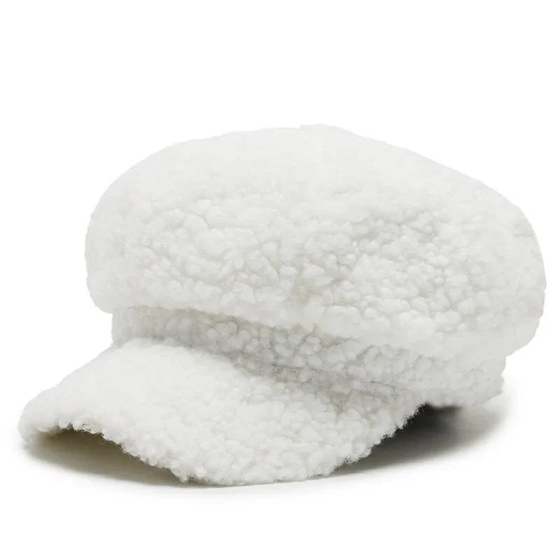 Casquette rétro-chic sur fond neutre, style intemporel