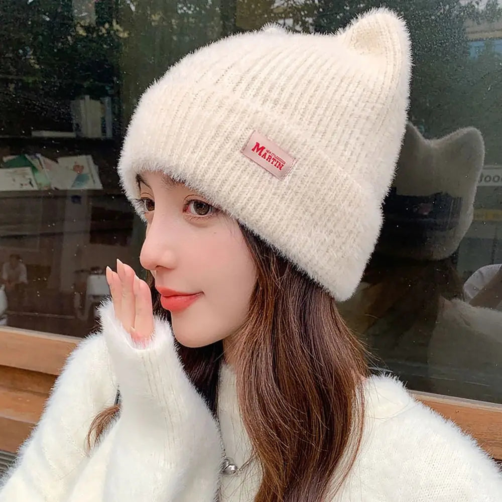 Bonnet en laine avec oreilles de chat en relief