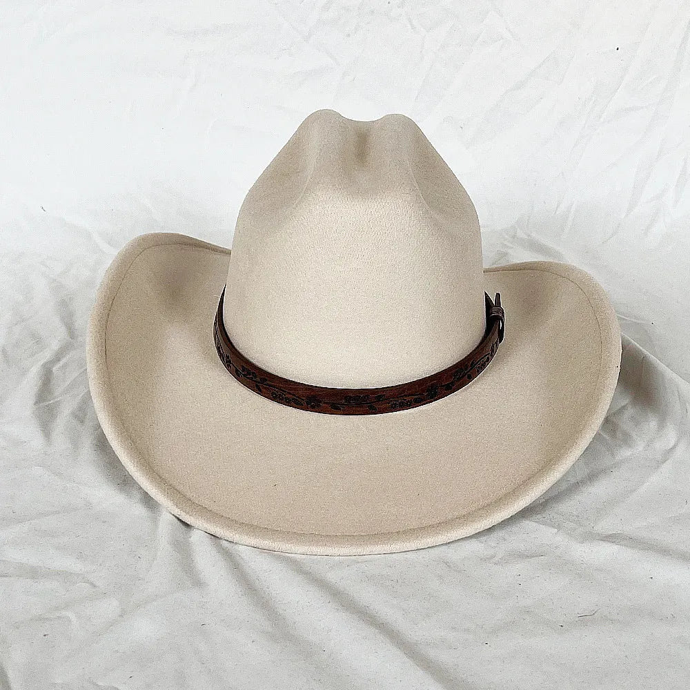 Chapeau cowboy posé sur une clôture en bois, ambiance rustique