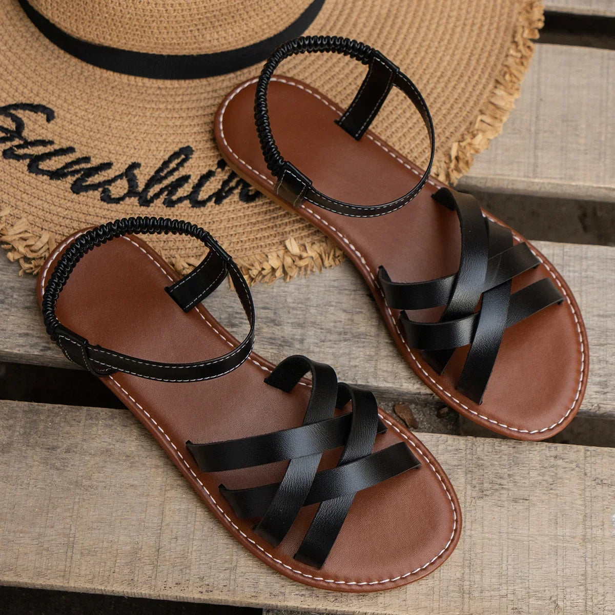 Sandales posées sur un fond neutre, mettant en valeur leur design