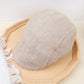 Homme souriant portant un béret, style moderne