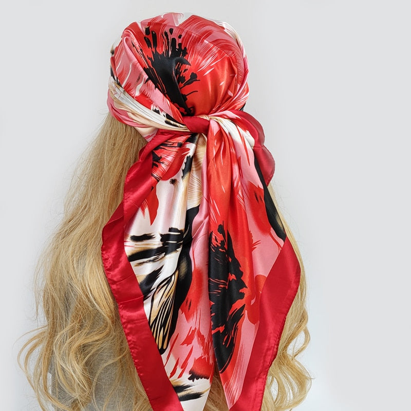Texture douce du foulard rouge avec motifs artistiques