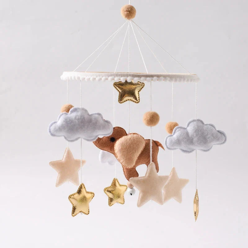 Vue d'ensemble du mobile installé dans une chambre d'enfant