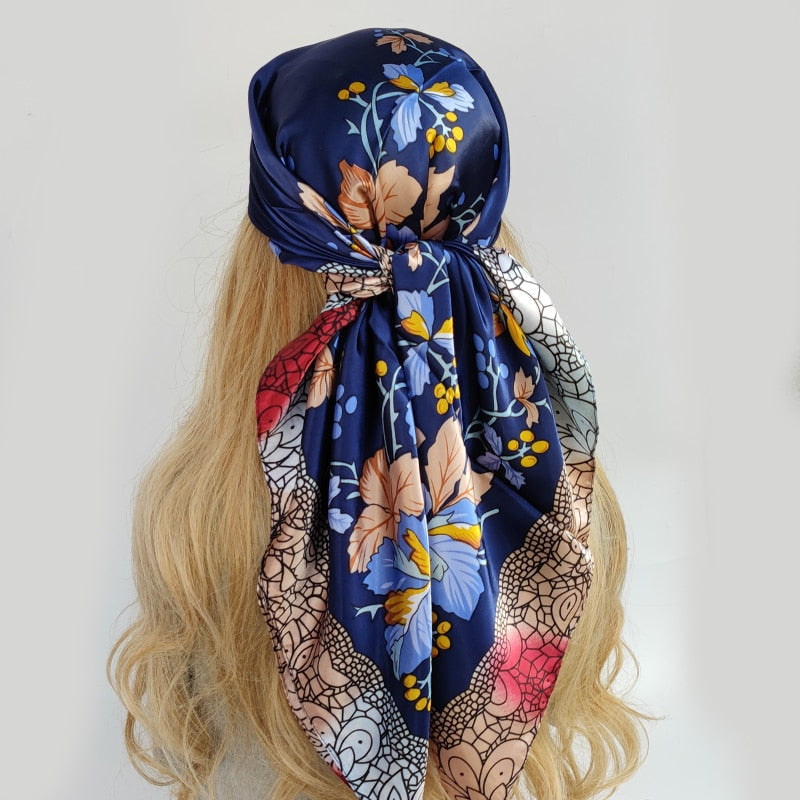 Foulard carré déplié, montrant l'ensemble des motifs