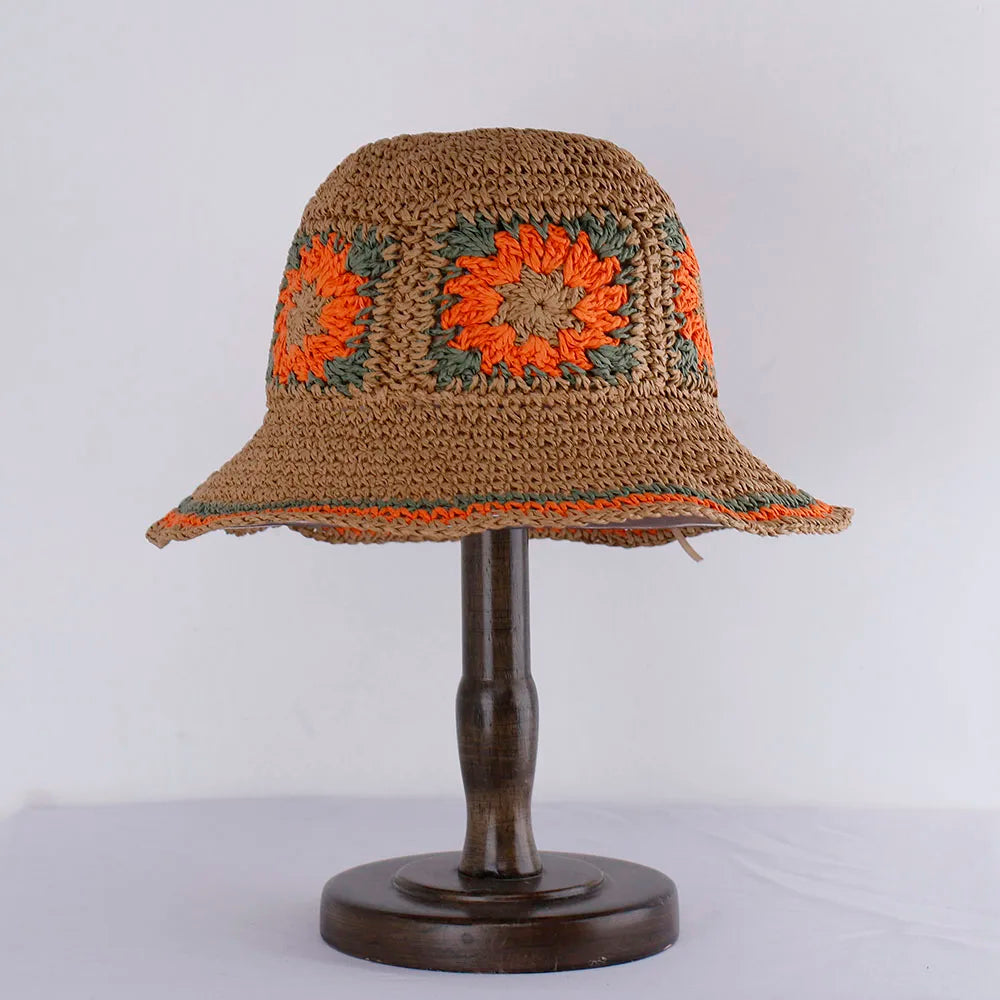 Chapeau de paille sur fond de ciel bleu clair