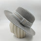Femme souriante portant un chapeau de paille, extérieur