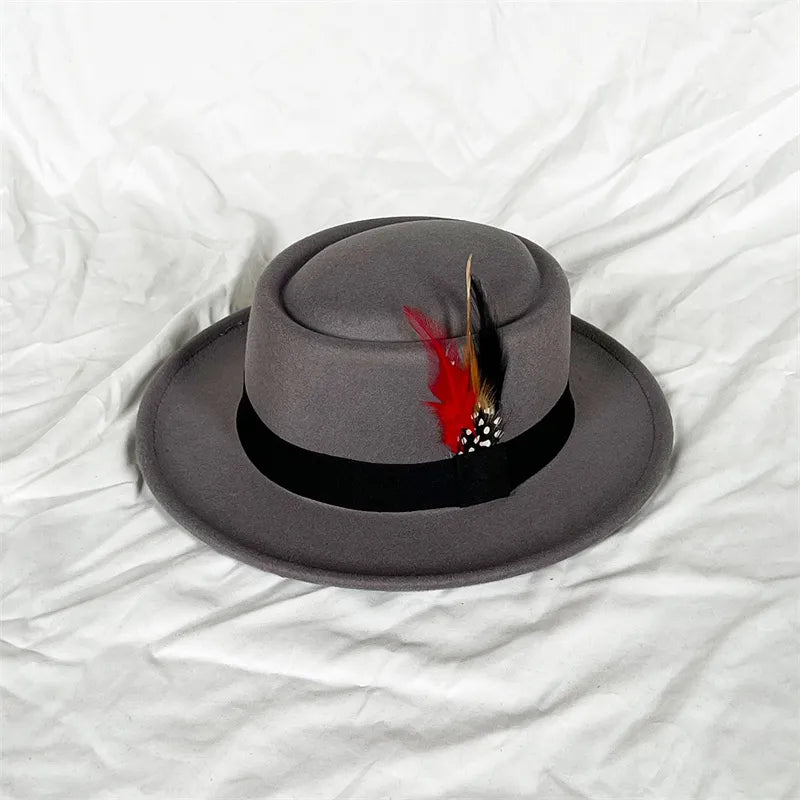 Collection de chapeaux Fedoras suspendus sur un mur