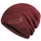 Homme ajustant son bonnet, broderie feuille en évidence