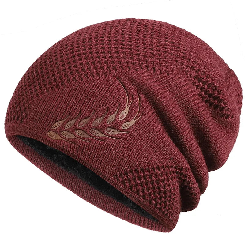Homme ajustant son bonnet, broderie feuille en évidence