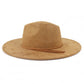 Femme souriante portant un chapeau en suède noir