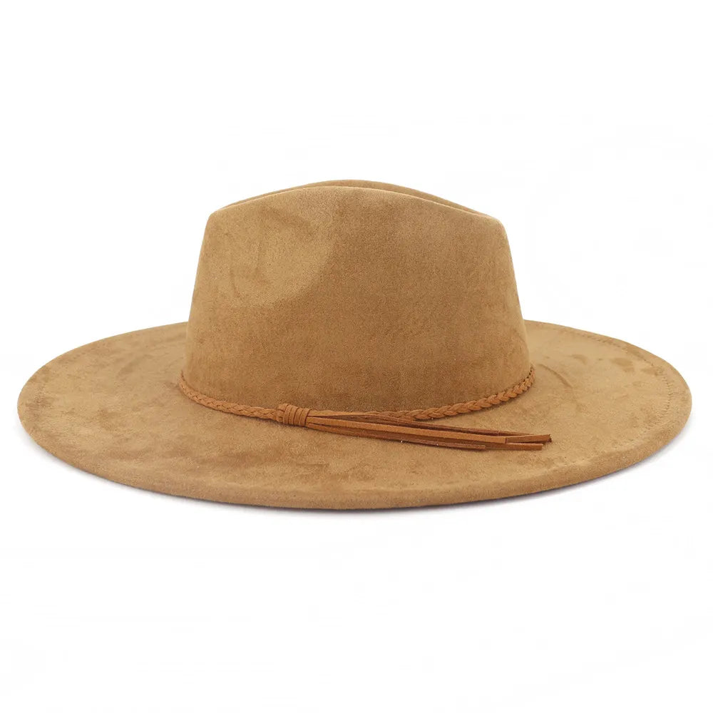 Femme souriante portant un chapeau en suède noir