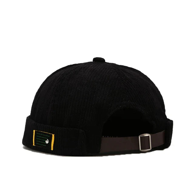 Bonnet beige en velours sur fond blanc minimaliste