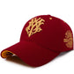 Casquette rouge avec visière incurvée, vue en perspective