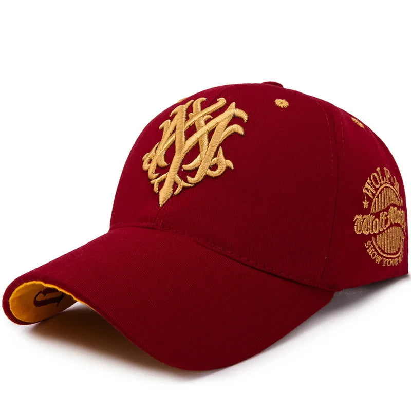 Casquette rouge avec visière incurvée, vue en perspective