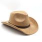 Chapeau cowboy posé sur une botte en cuir usée