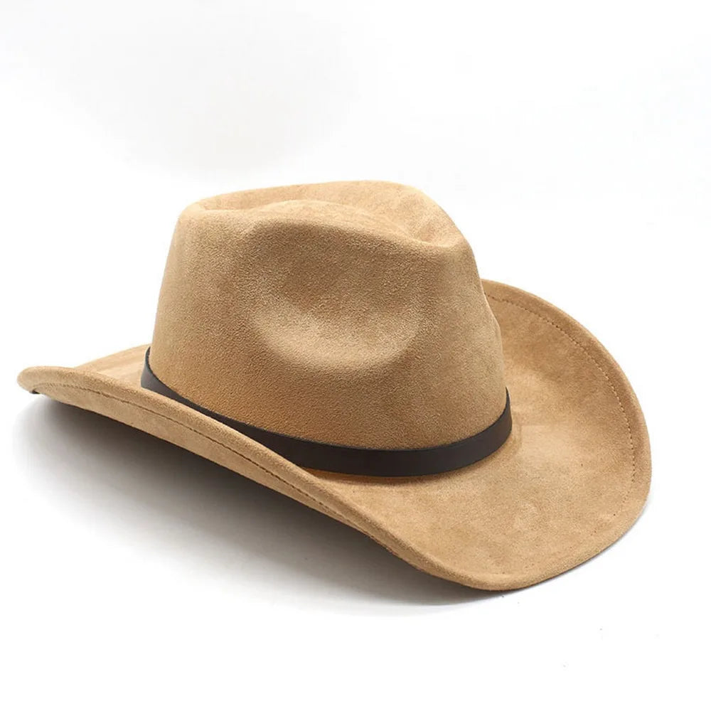 Chapeau cowboy posé sur une botte en cuir usée