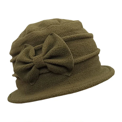 Femme assise avec chapeau cloche, ambiance vintage