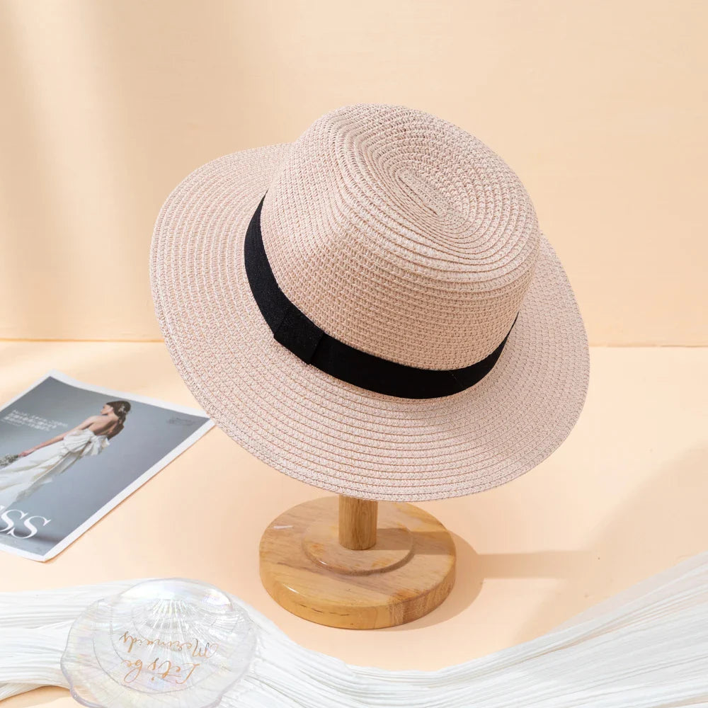 Chapeau Panama posé sur un sac de plage