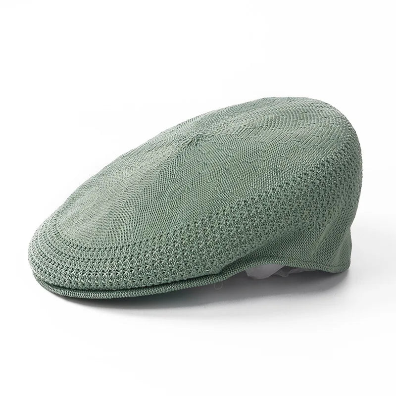 Femme souriante portant un béret, fond flou de nature