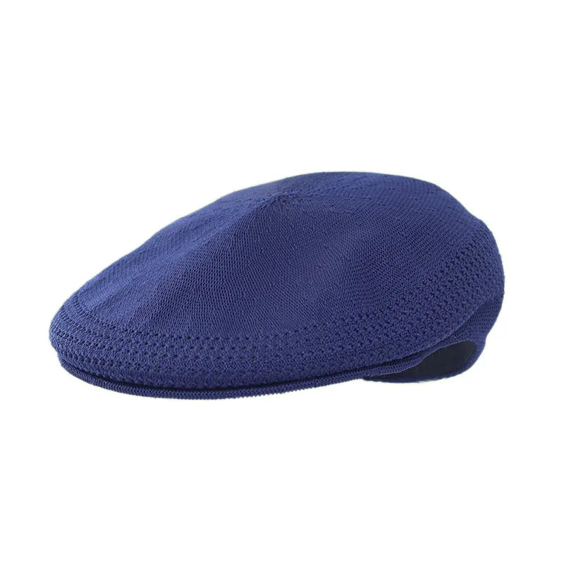 Béret en maille sur fond blanc, montrant sa légèreté
