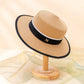 Chapeau Panama sur une chaise en terrasse