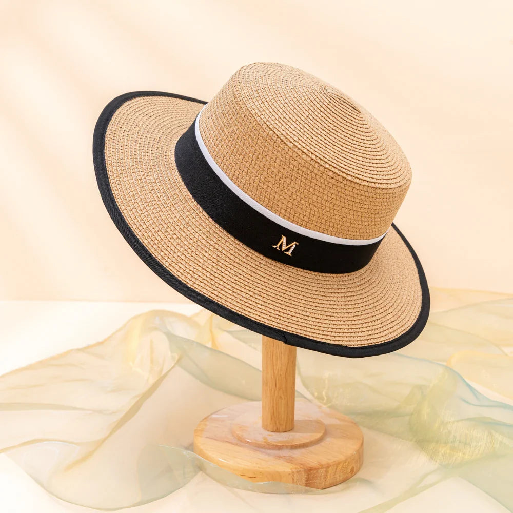 Chapeau Panama sur une chaise en terrasse