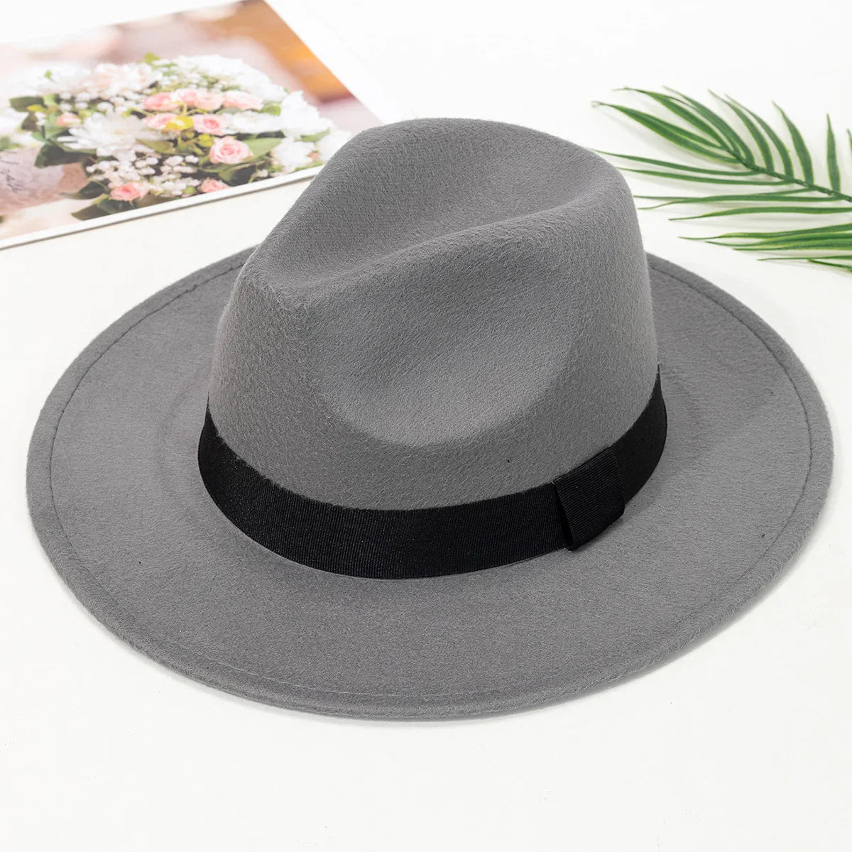 Gros plan sur le bord d'un chapeau en feutre noir