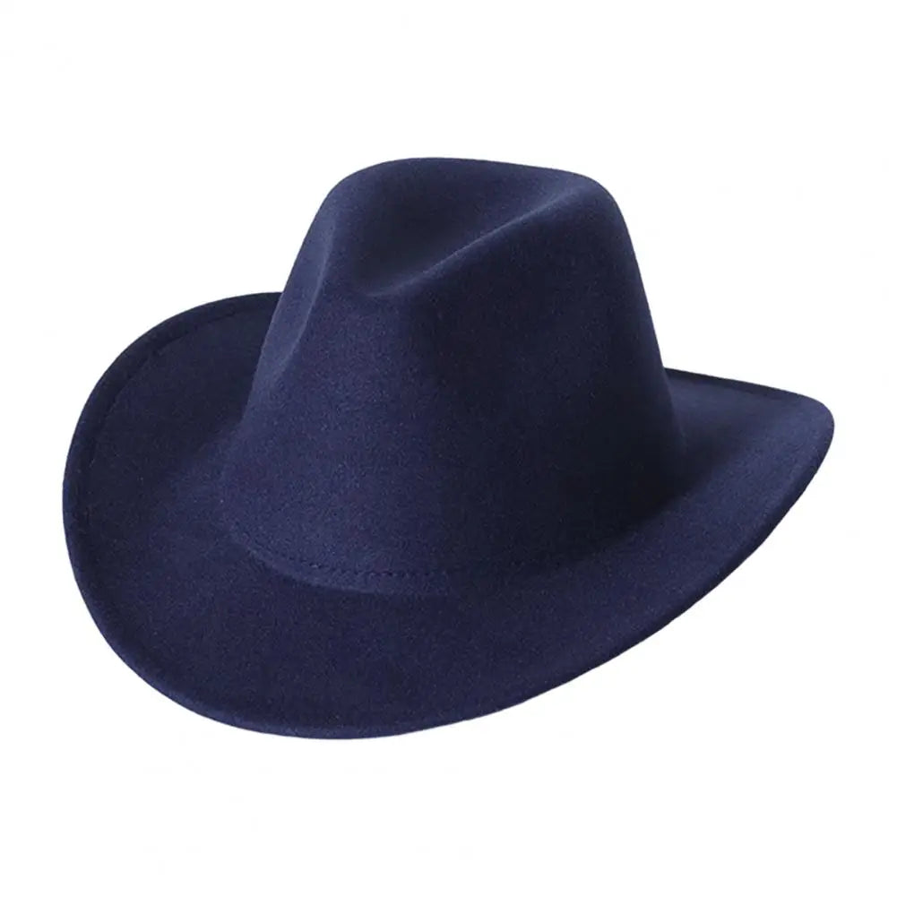 Chapeau cowboy posé sur un fond en bois rustique