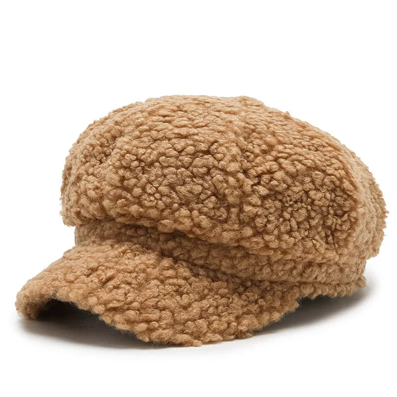 Casquette posée sur une table, soulignant la qualité du tissu