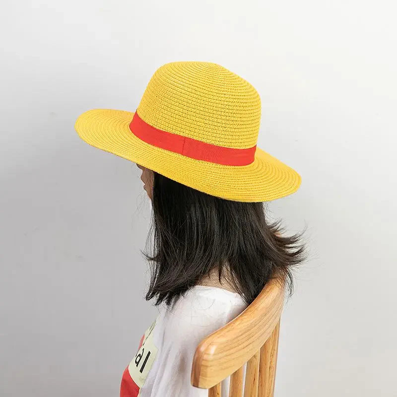 Chapeau de paille posé sur une table en bois