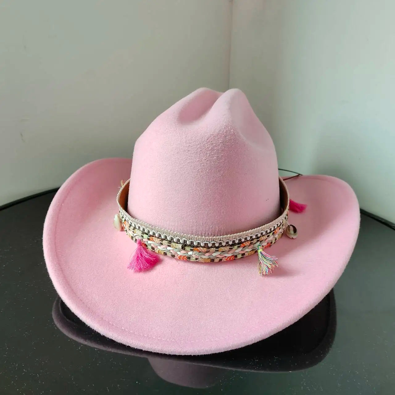 Chapeau cowboy en cuir sur fond neutre