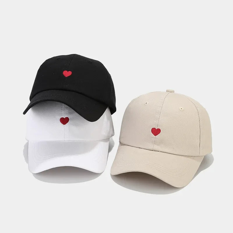 Gros plan sur le cœur brodé d'une casquette élégante