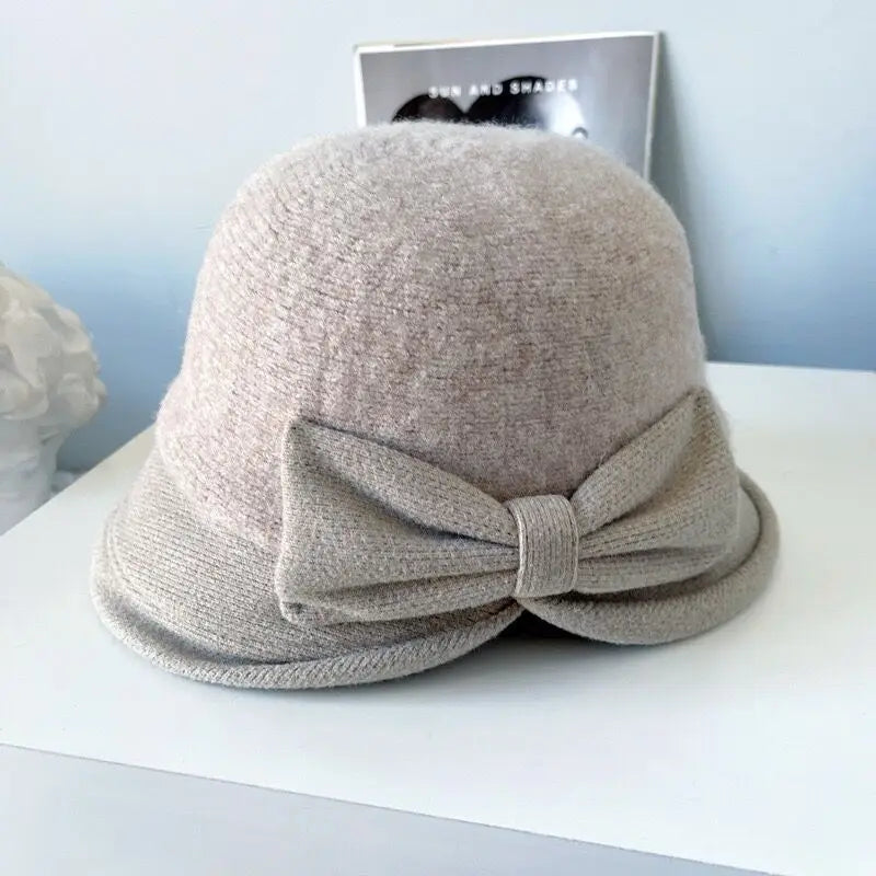Gros plan sur un chapeau cloche en laine avec bord large