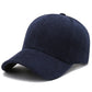 Casquette en velours côtelé marron, présentée sur un support