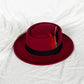 Détail de la couture fine sur un chapeau Fedora