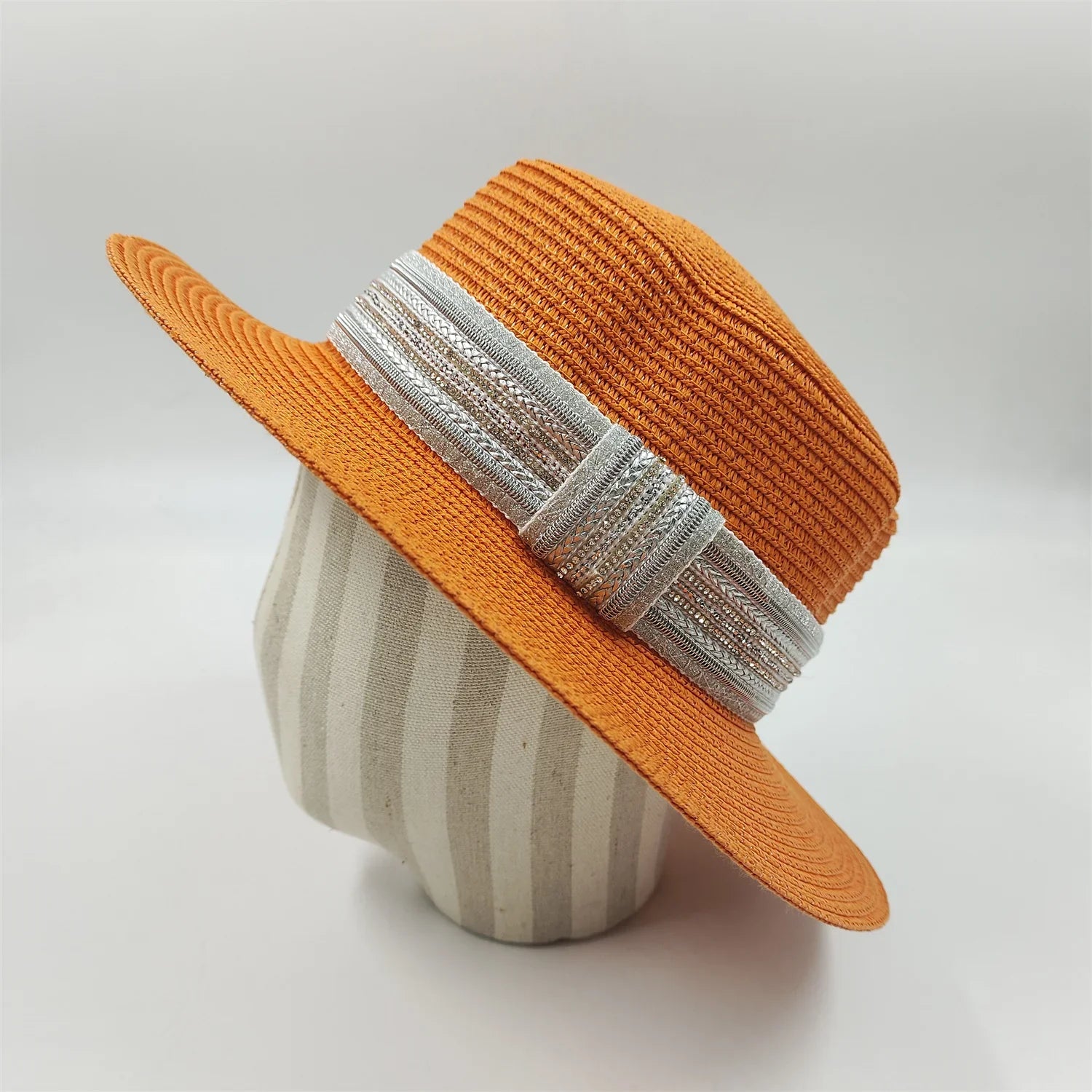 Chapeau de paille avec décoration florale, vue de face