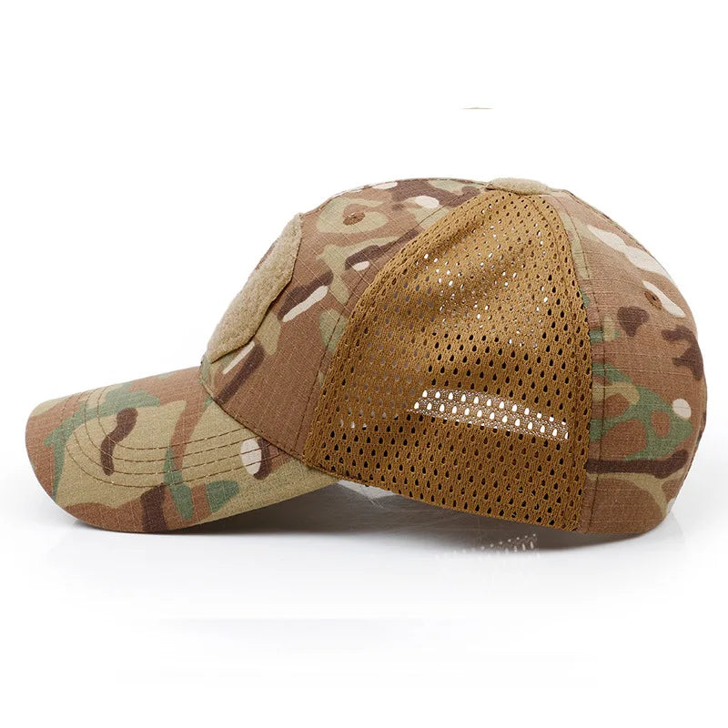 Casquette posée sur une surface en bois, vue de dessus