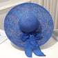 Chapeau de paille suspendu à un crochet, ombre visible